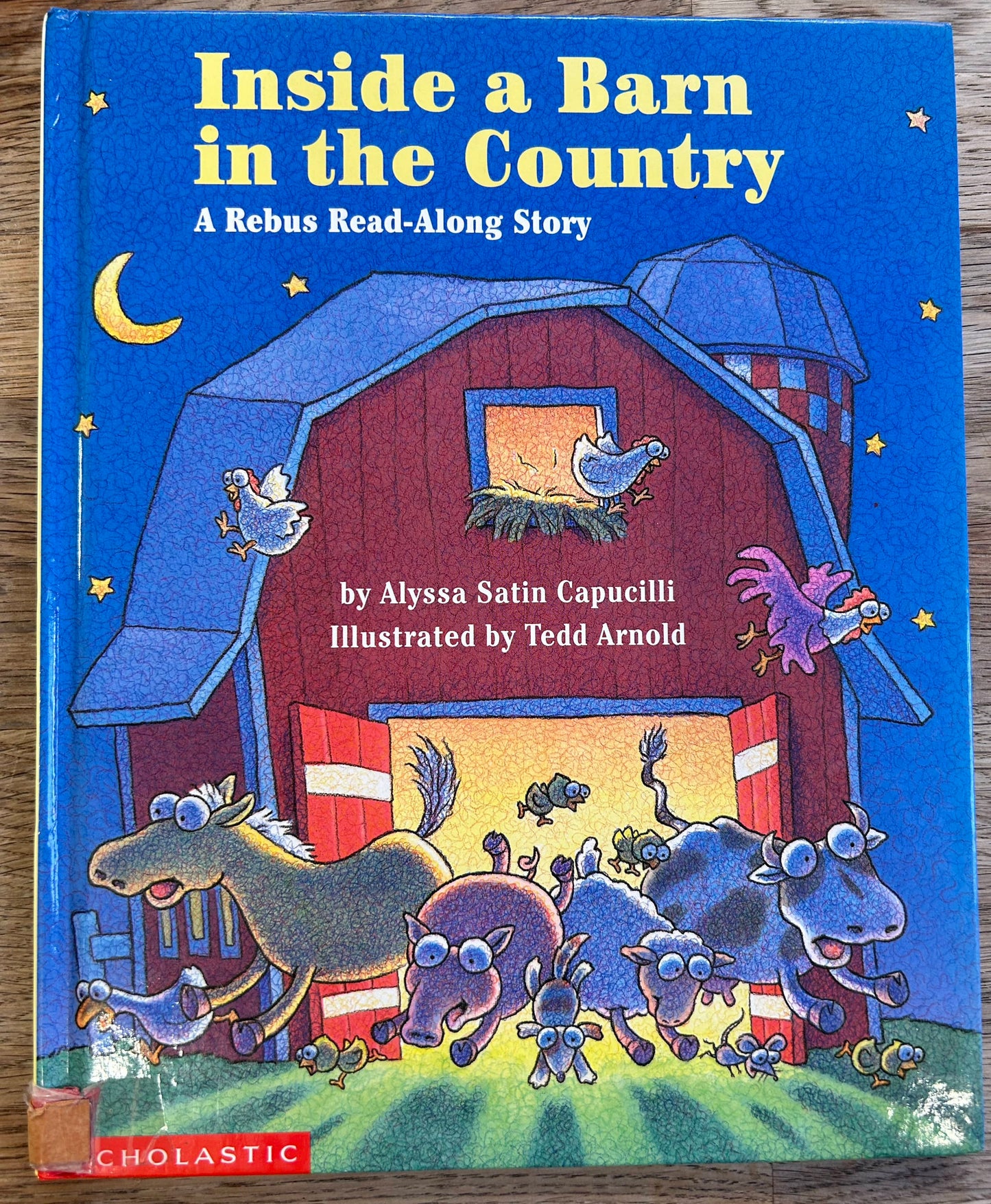 Inside a Barn in the Country - Alyssa Capucilli, Tedd Arnold