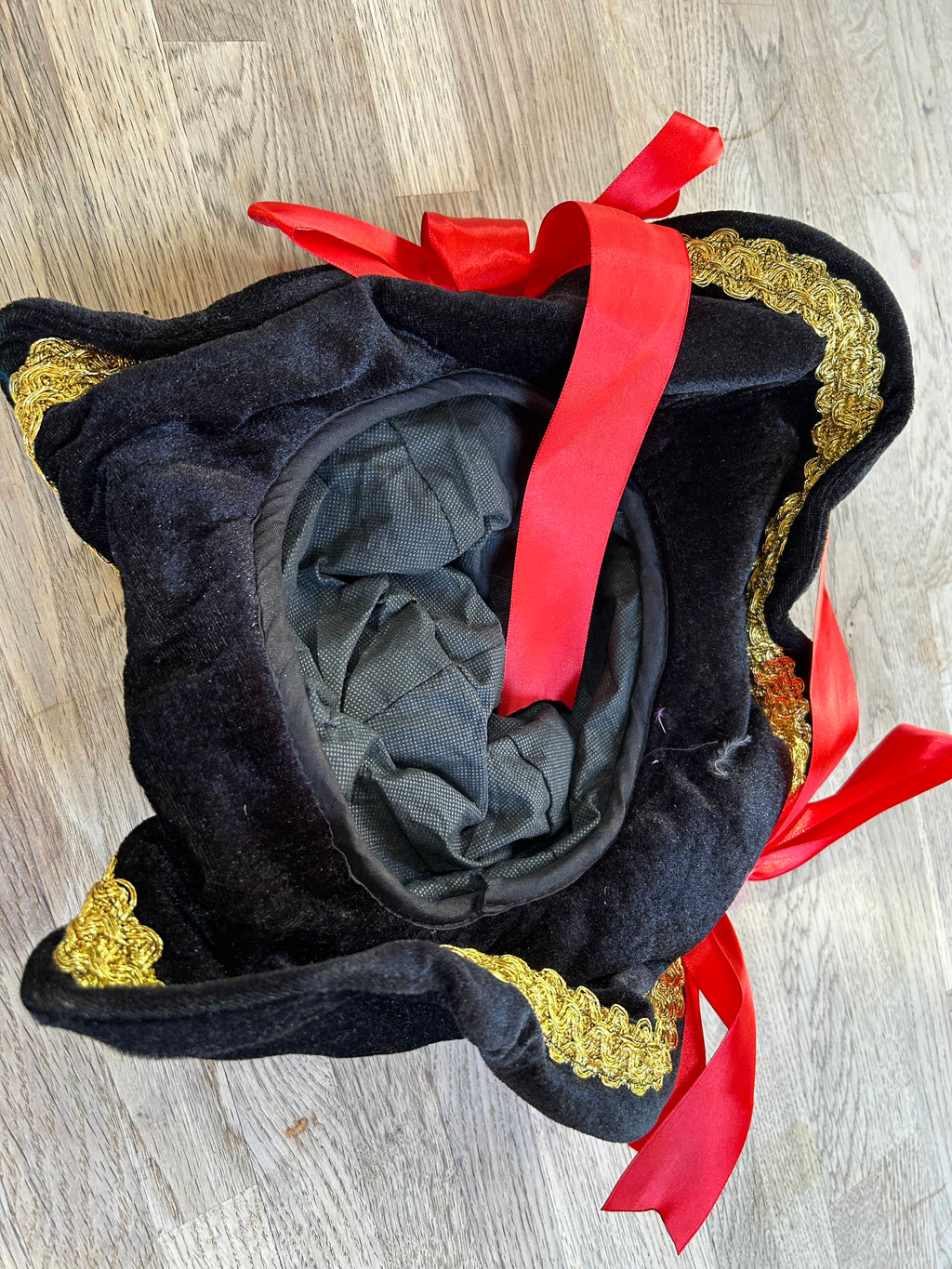 Wire-Rimmed, Black hat (Pre-Loved)