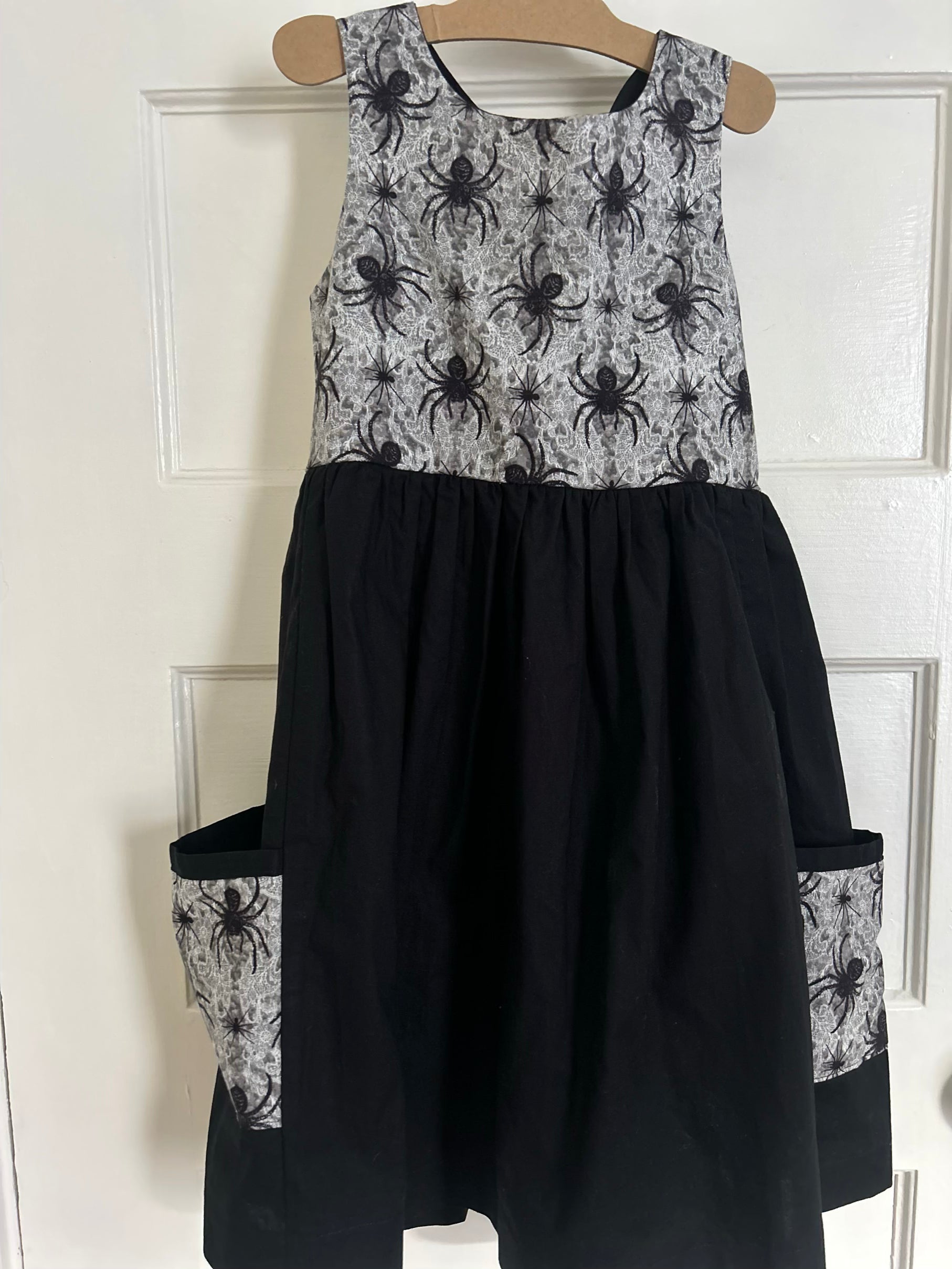 🎃 Girls’ Size 8 Spider Print Halloween Dress – Size 8