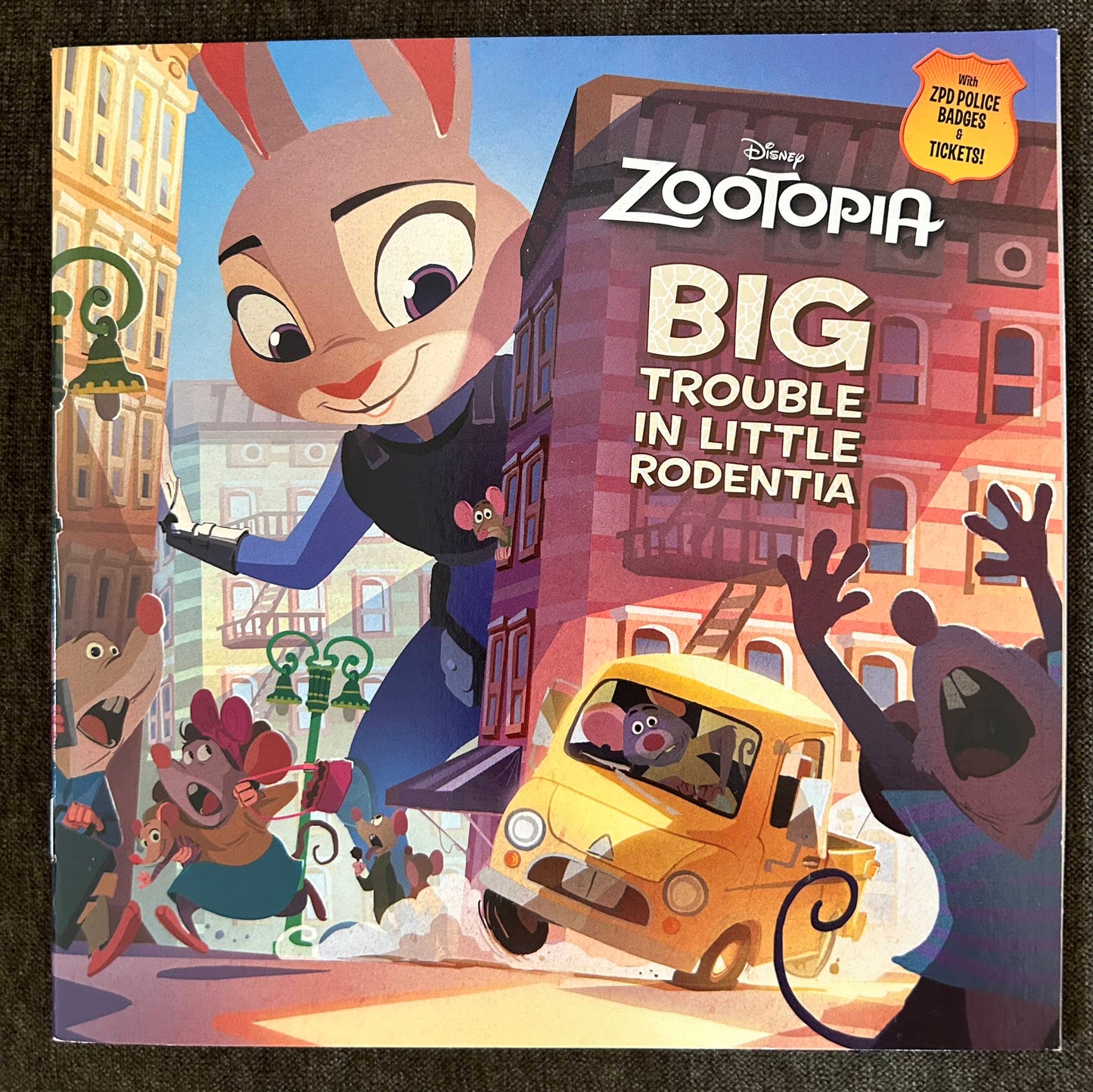 Disney - Zootopia Big Trouble in Little Rodentia (Paper badges not included)