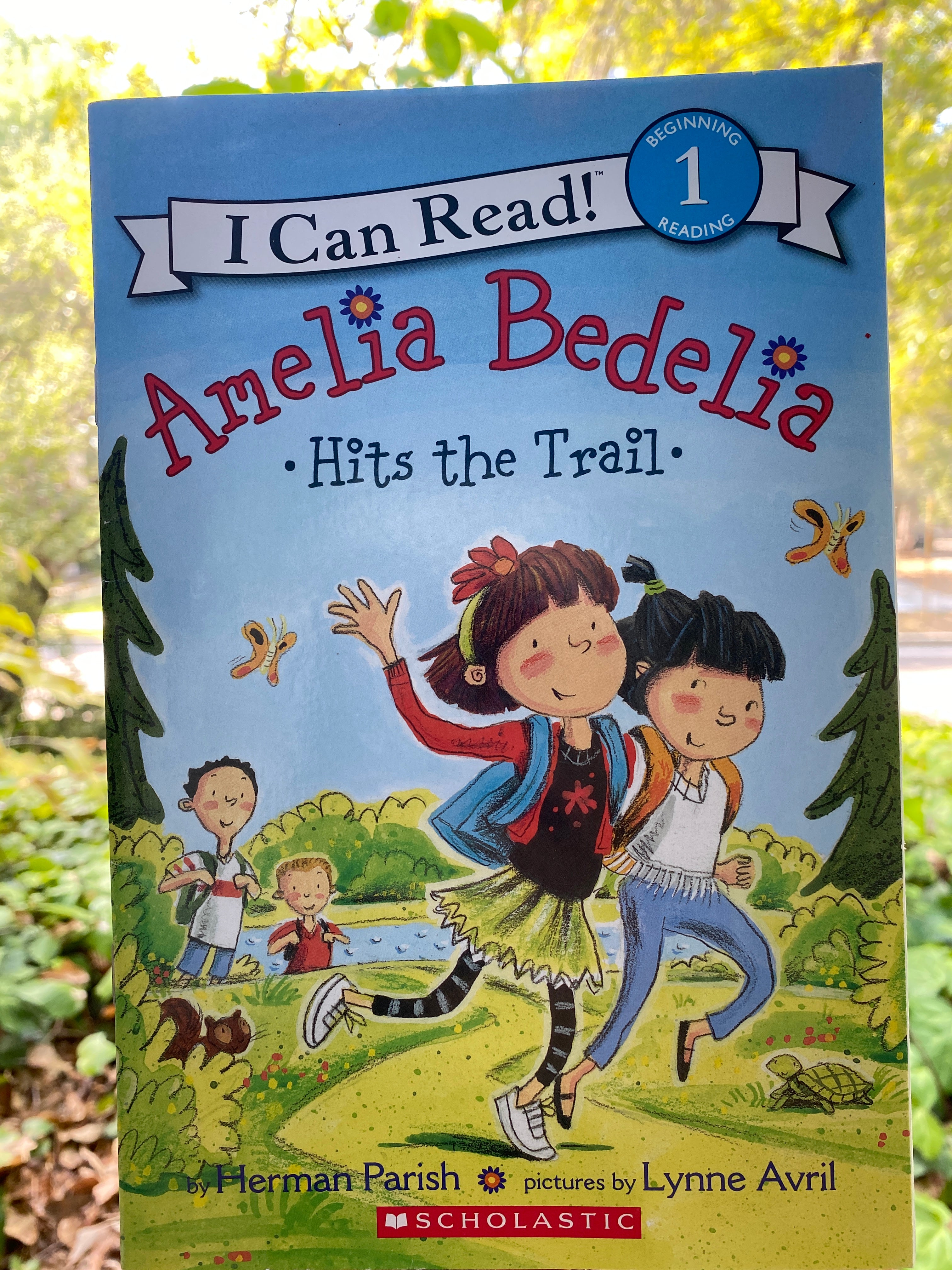Amelia Bedelia Hits the Trail
