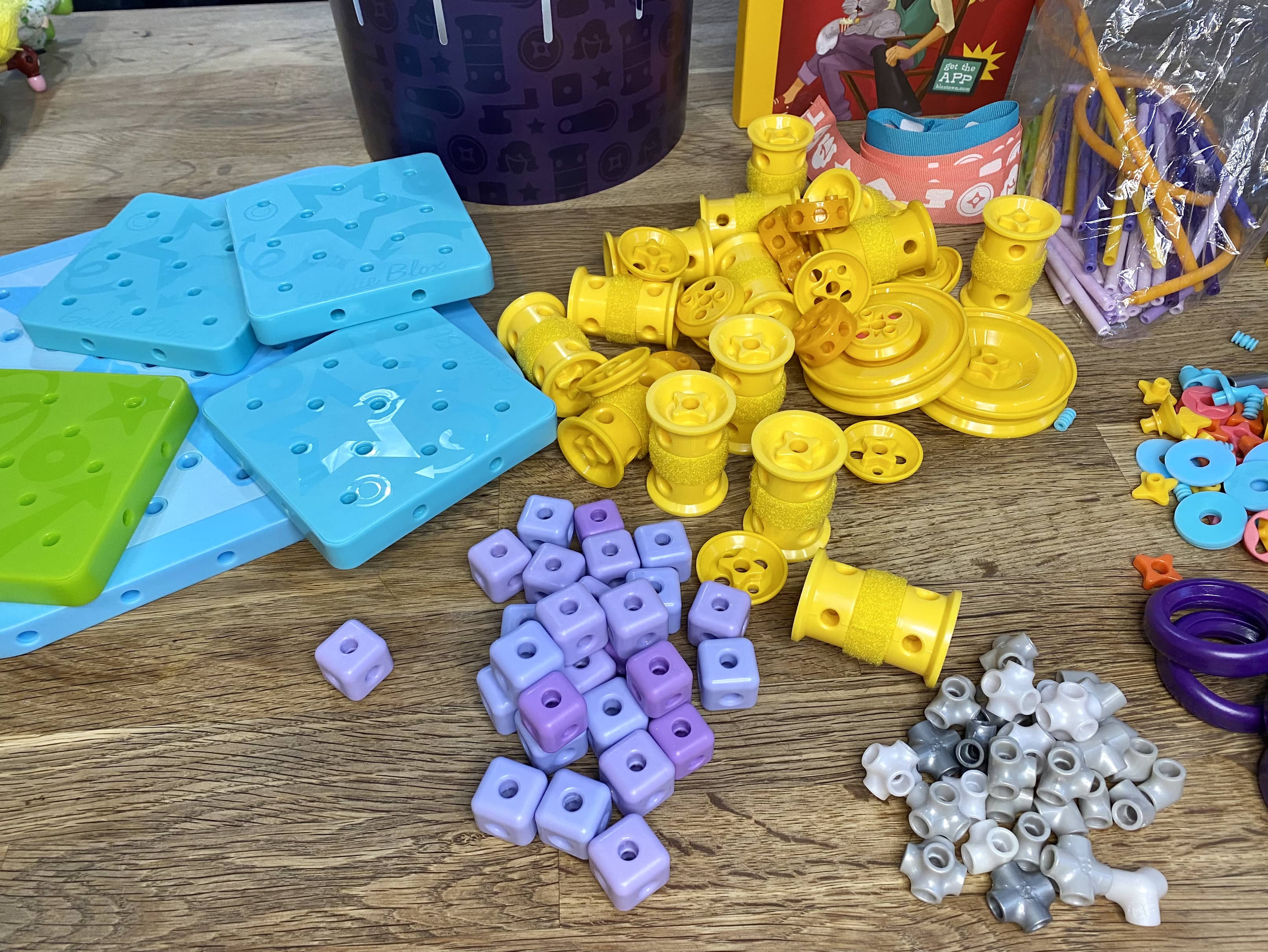 Goldie Blox Engineering Set (Pre-Loved) - STEM Toy, Characters and books included