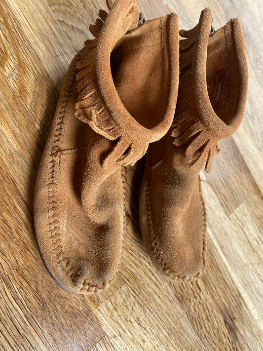Minnetonka Boots Size 2 (Pre-Loved)