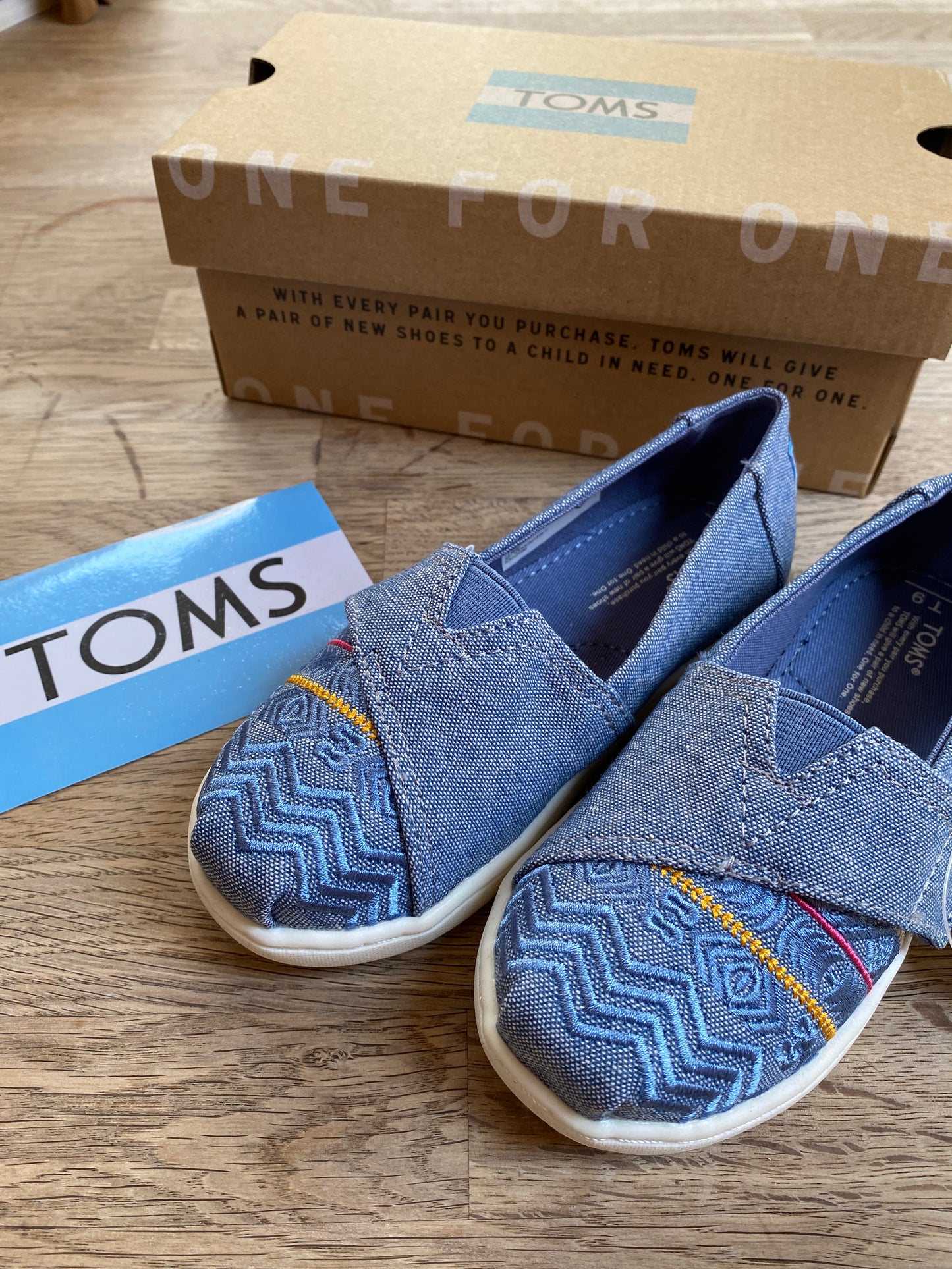 TOMS Classic Blue Global Embroidery / Chambray - Tiny 9