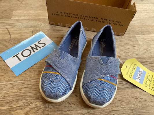 TOMS Classic Blue Global Embroidery / Chambray - Tiny 9