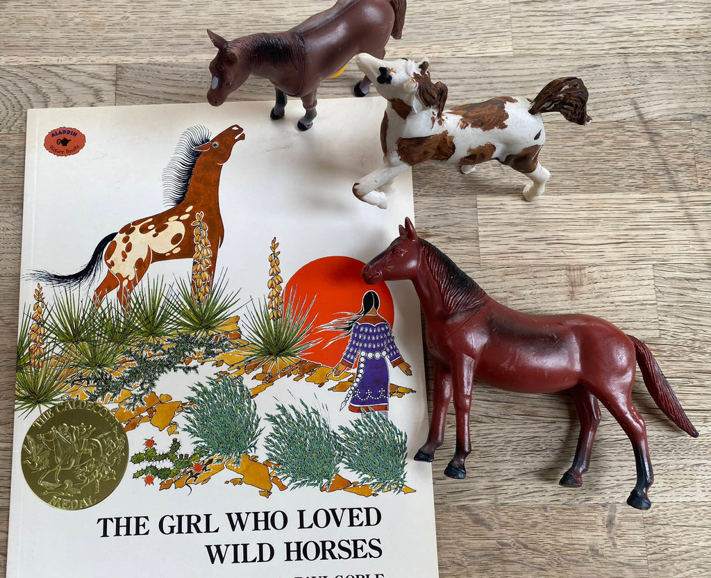 The Girl Who Loved Wild Horses - Paul Goble - Book + 3 Horses