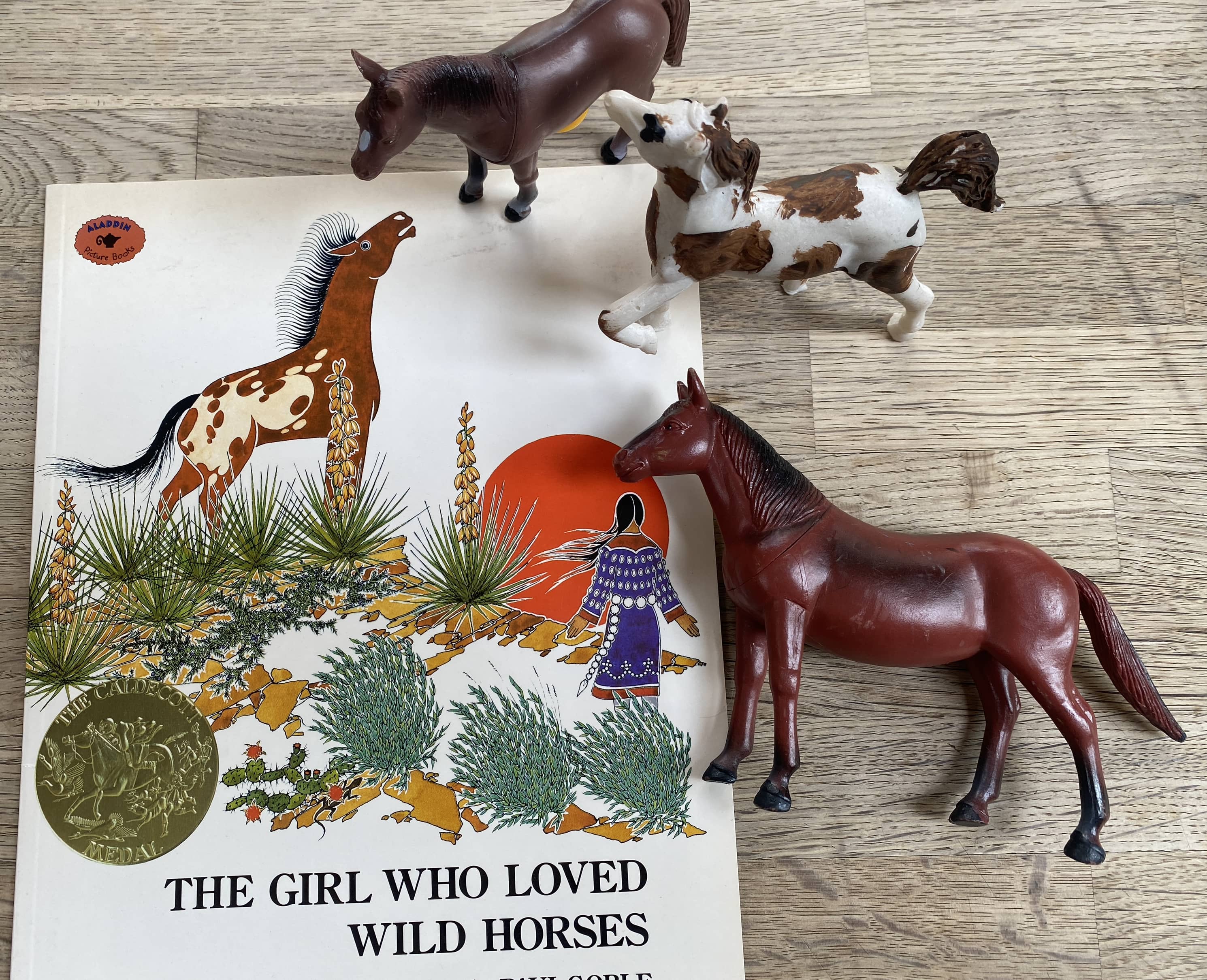 The Girl Who Loved Wild Horses - Paul Goble - Book + 3 Horses