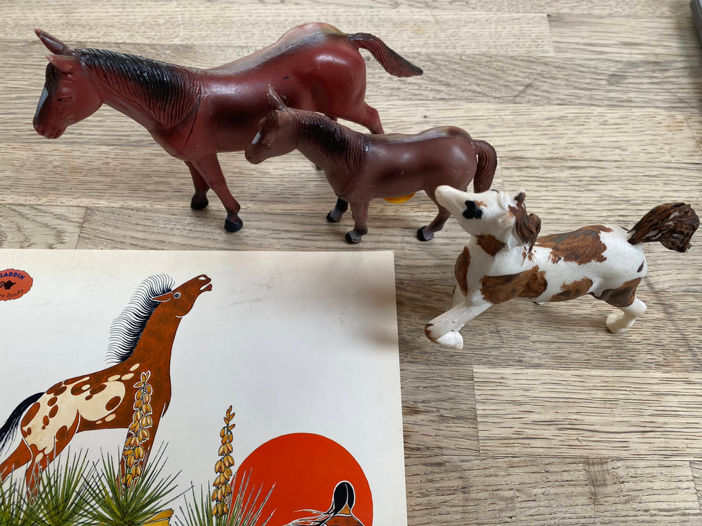 The Girl Who Loved Wild Horses - Paul Goble - Book + 3 Horses