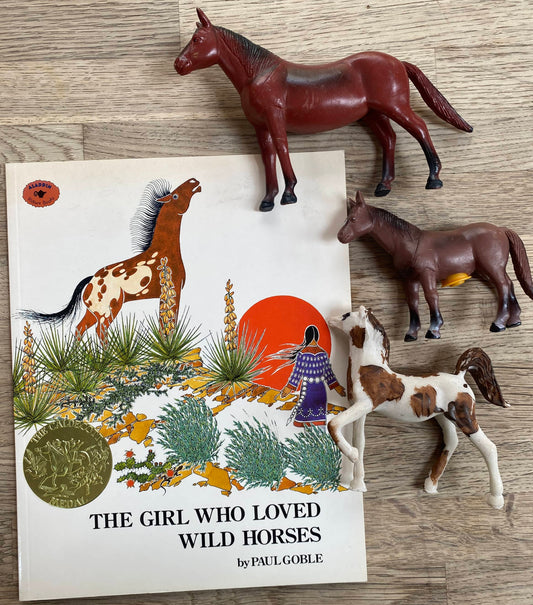 The Girl Who Loved Wild Horses - Paul Goble - Book + 3 Horses