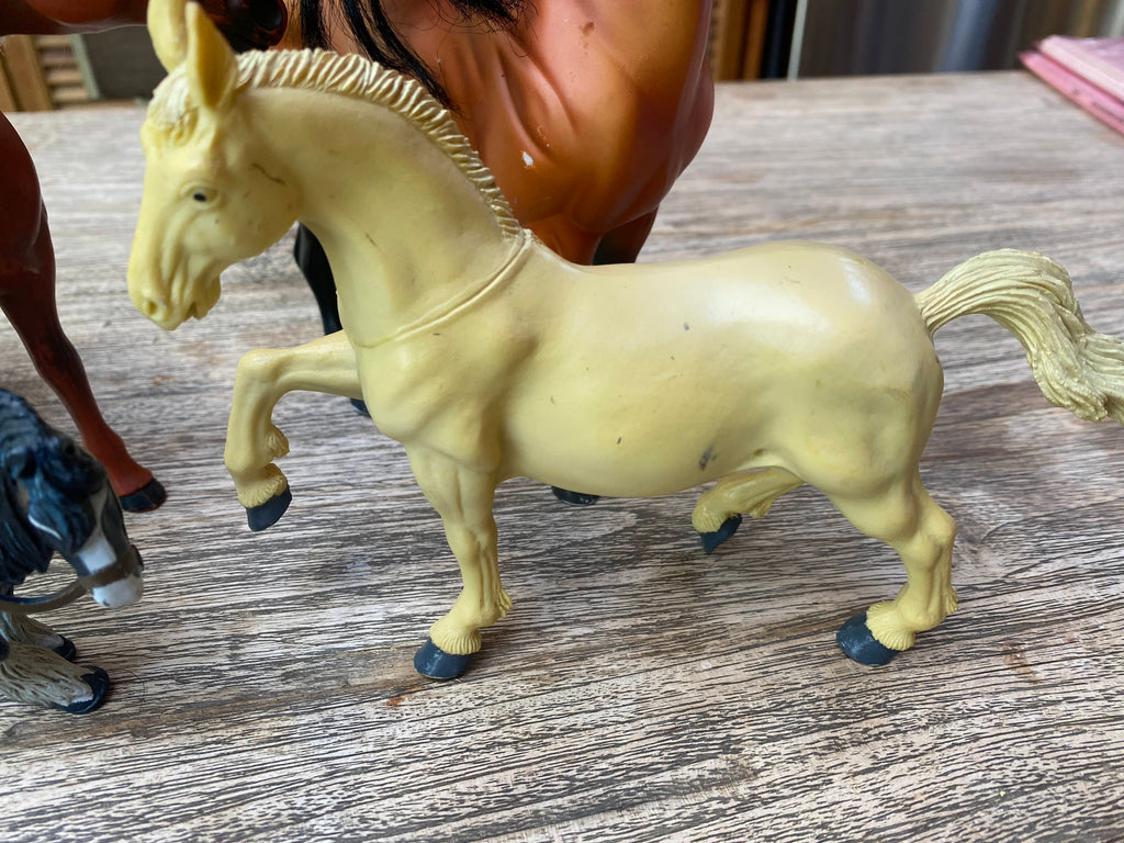 Herd of Horses - Horse Pack - 5 included + 3 saddles