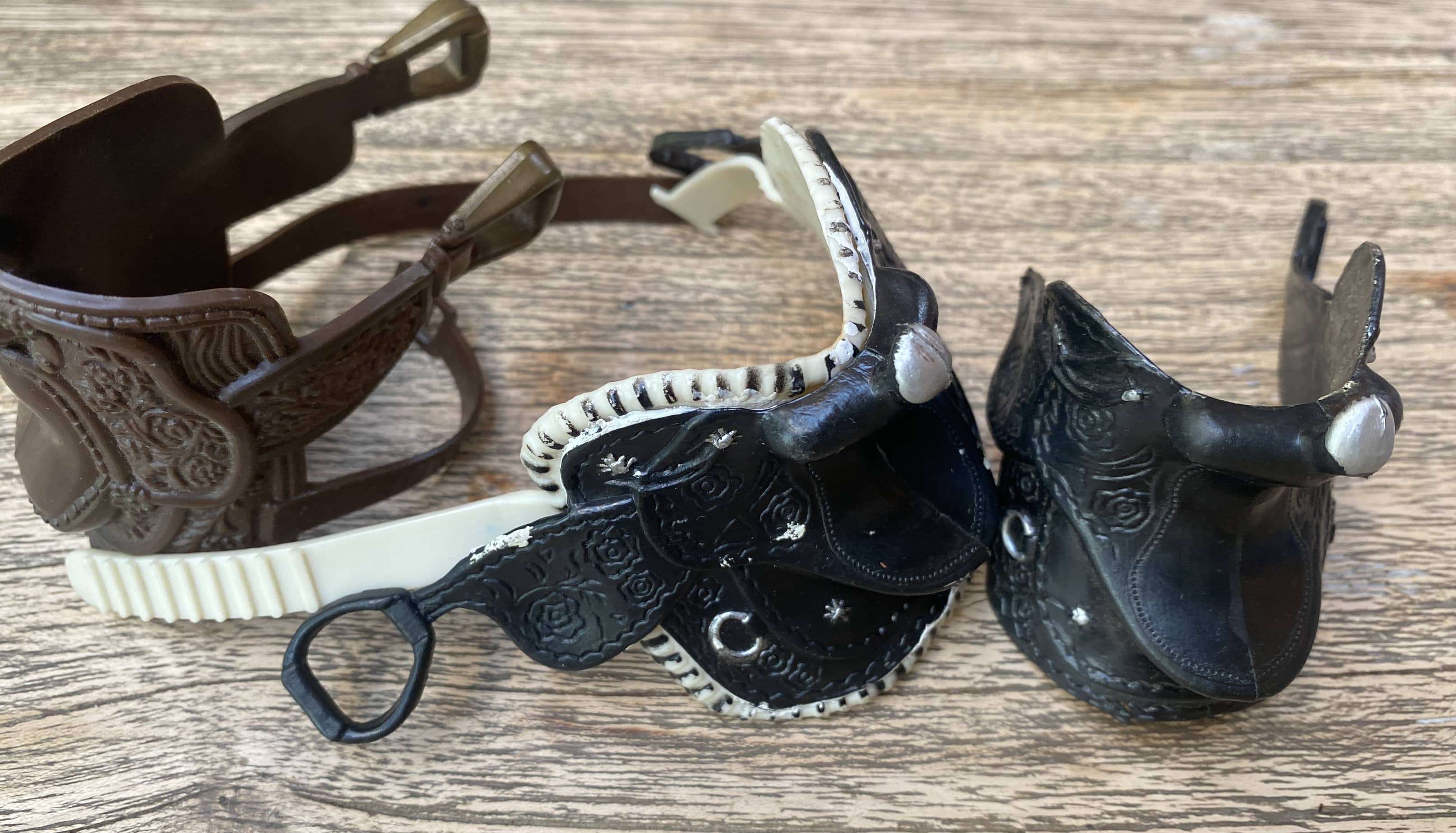 Herd of Horses - Horse Pack - 5 included + 3 saddles